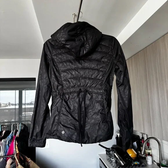 Lululemon Spring Fling Puffy Windbreaker Jacket Animal Swirl Black Size 4 - Picture 8 of 16